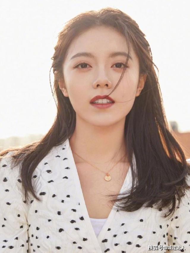 感觉 赵今麦越来越有女人味，穿褶皱波点衫优雅灵动，魅力挡不住