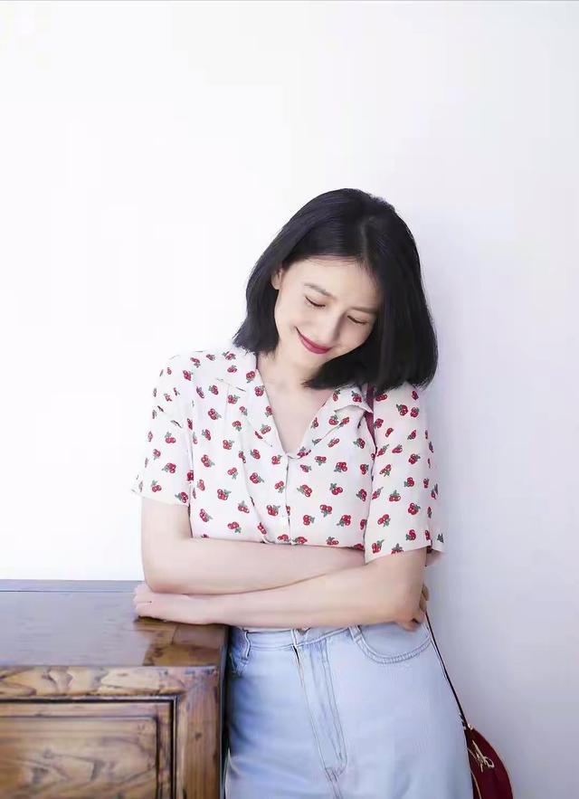 浅色 高圆圆真有气质女神范，浅色衬衫配牛仔裤简约利落，慵懒随性
