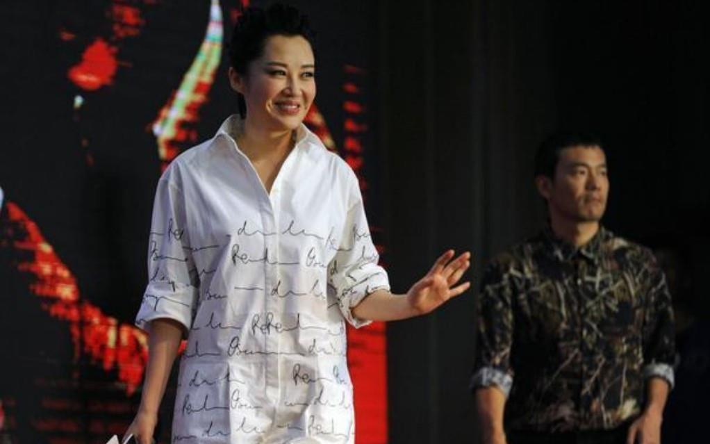 设计 52岁许晴穿衣太大胆了，穿连衣裙亮相，身材比年轻小姑娘还好