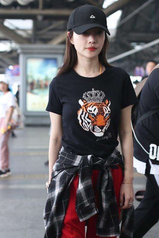 李小璐 李小璐不走甜美风也洋气，印花T恤配运动裤个性高调，抢眼时髦