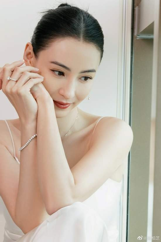 治愈张柏芝着吊带肩颈线优越 低盘发造型优雅温婉明艳动人