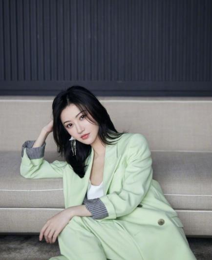 景甜 景甜穿衣太时尚了,一身半坡西装尽显御姐范,内搭白吊带很性感