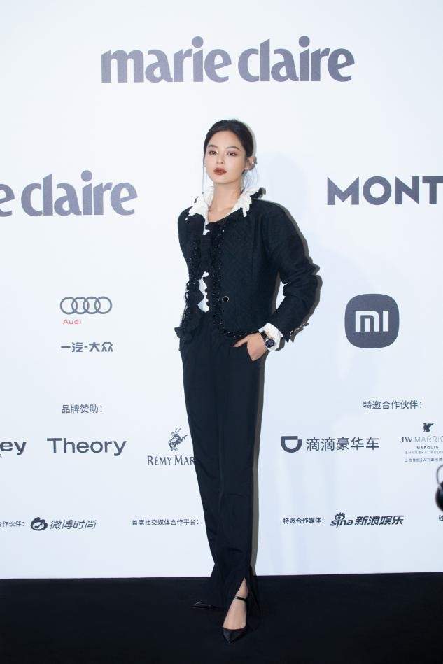 大气 辛芷蕾太拉好感，回老家参加婚礼妆容淡到显黑，首饰都不戴接地气