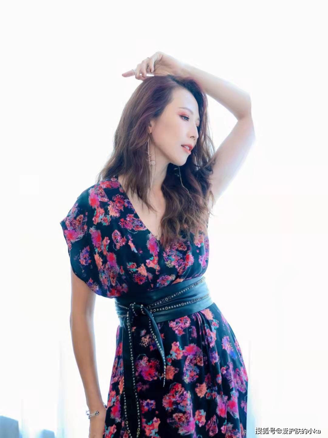 身材 蔡少芬年近半百却很俏，一头卷发配印花裙，少女魅力全开