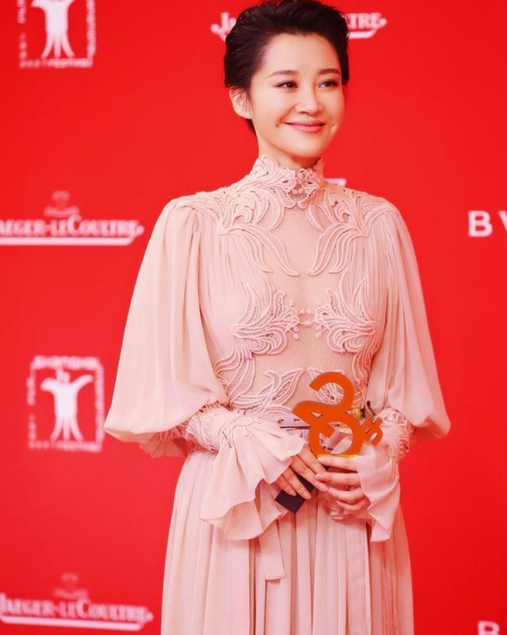 设计 52岁许晴穿衣太大胆了，穿连衣裙亮相，身材比年轻小姑娘还好