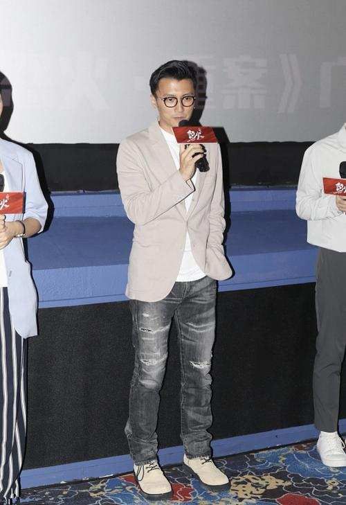 黑色 谢霆锋衣品真不错，绿色基础款穿出“高级感”，可惜价格不够亲民