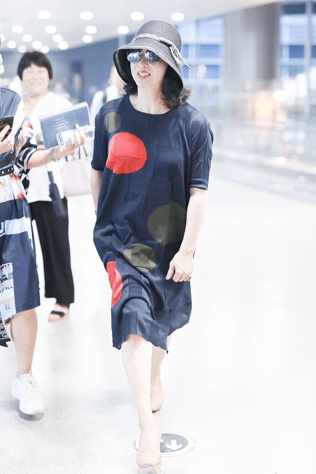 黑色 金星这样的穿搭真漂亮，蓝色宽松连衣裙清新自然，越来越有女人味