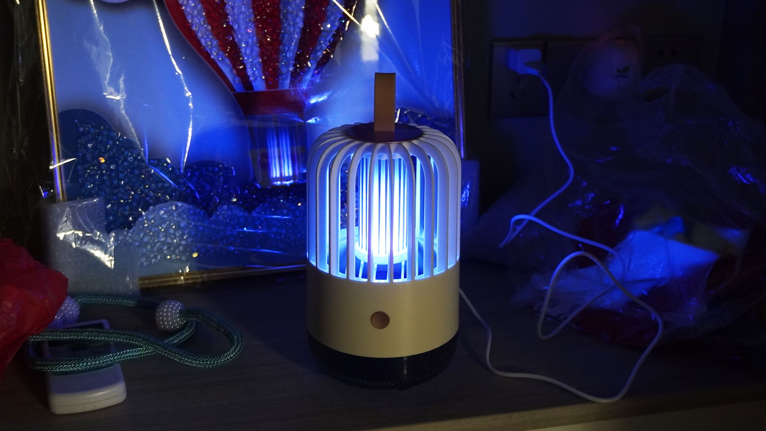 在房间开一个看看灯光效果如何,灯光算是柔光灯,不会很亮,蓝色的灯光