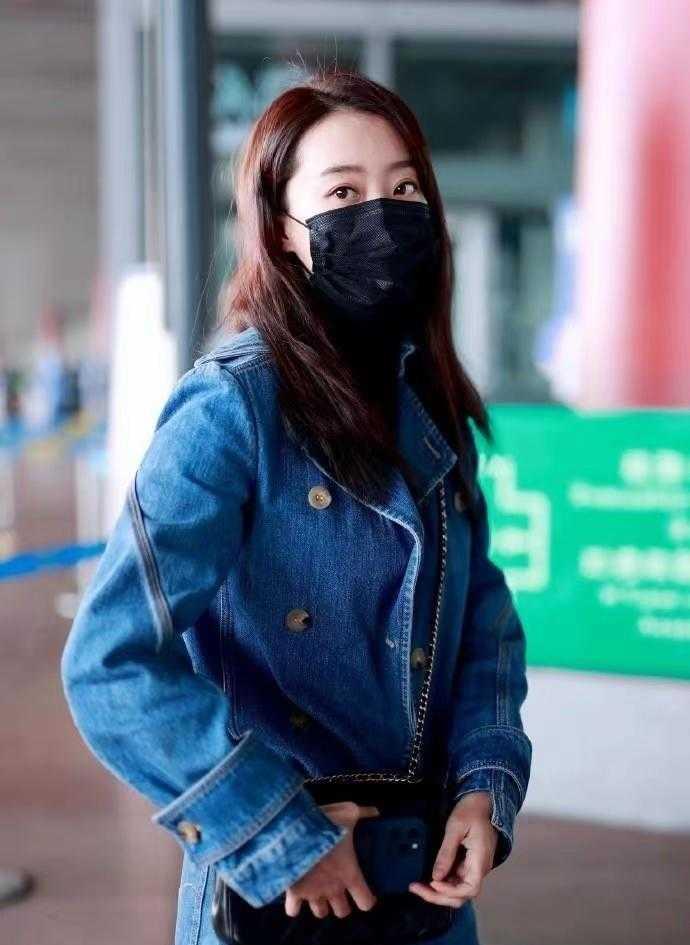 张小斐 张小斐火了后衣品真高级，一身牛仔穿搭简洁大气，明星范十足