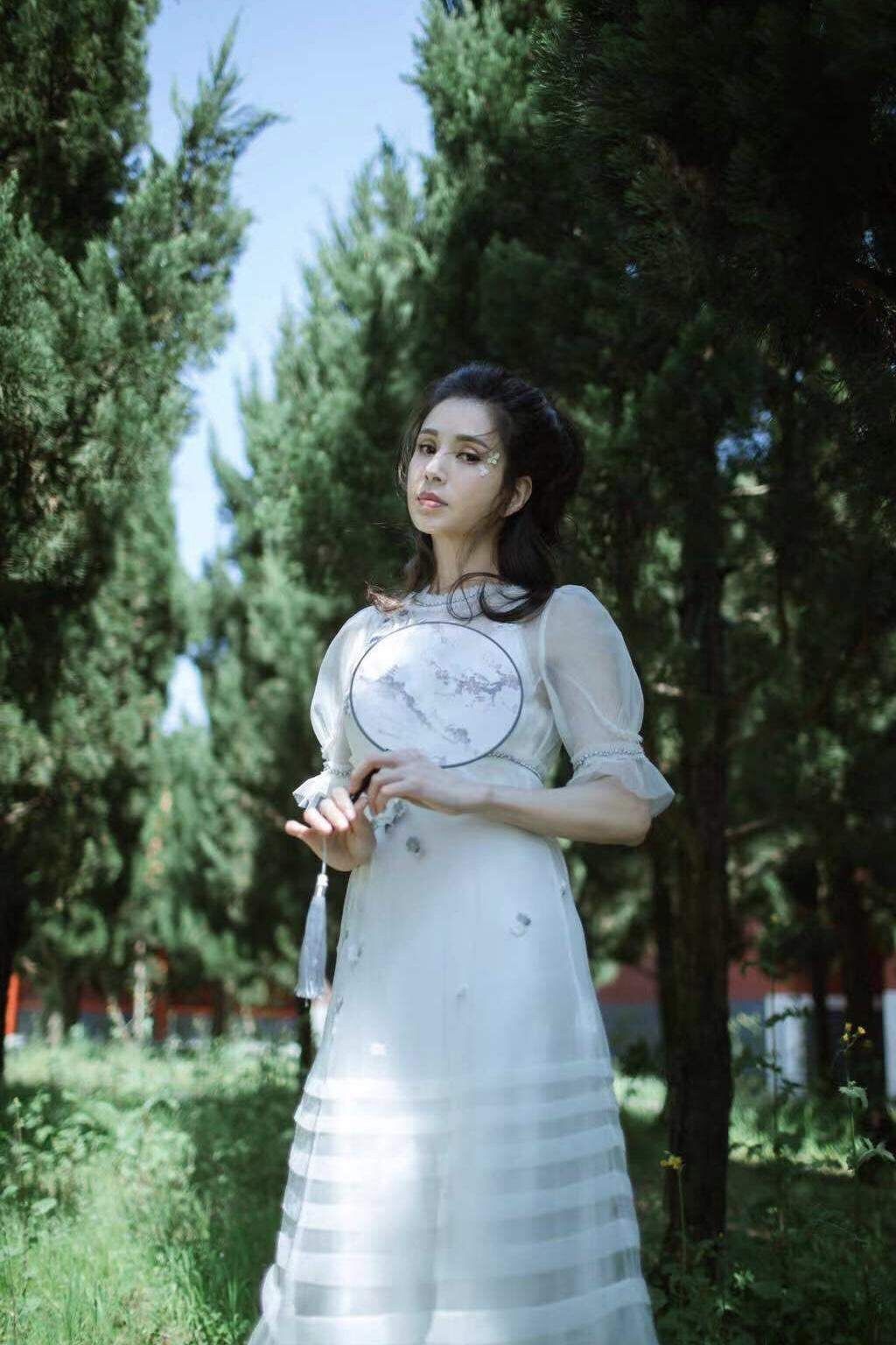 活动 李若彤出席活动被怼脸拍,穿水墨裙身材似少女,生图暴露真实年龄