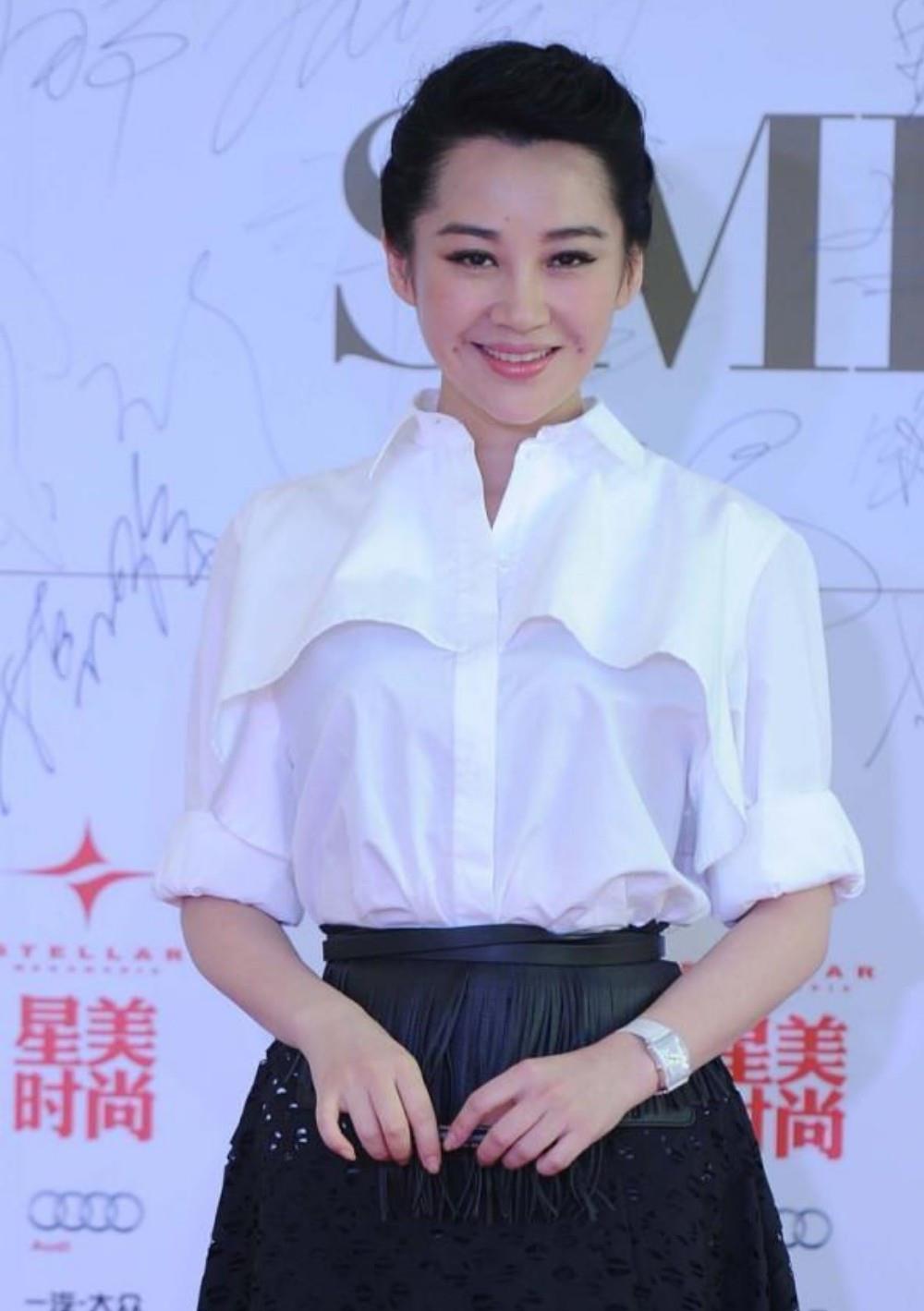 设计 52岁许晴穿衣太大胆了,穿连衣裙亮相,身材比年轻小姑娘还好