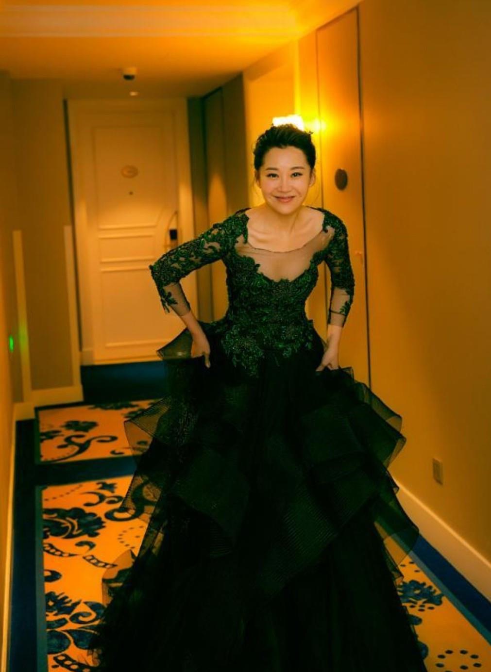 设计 52岁许晴穿衣太大胆了,穿连衣裙亮相,身材比年轻小姑娘还好