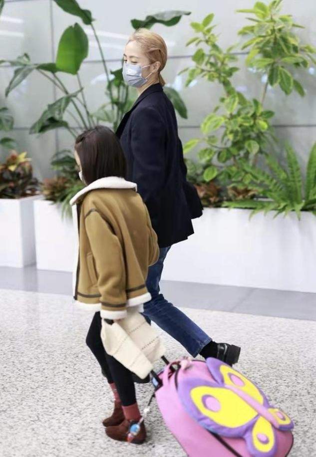 金发 黄磊一家走机场，他剪寸头像隔壁保安，孙莉染金发直接成小老太