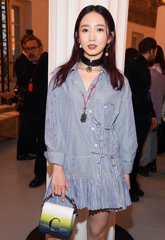 设计 孟美岐的颜值真高啊，穿酷炫的独特蓝色服装，妆容奇怪也能驾驭