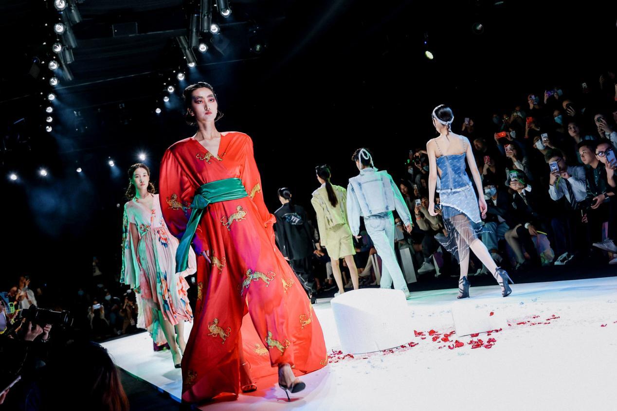 黄龄 十七光年晒丫红人趋势秀-SIFS特别活动