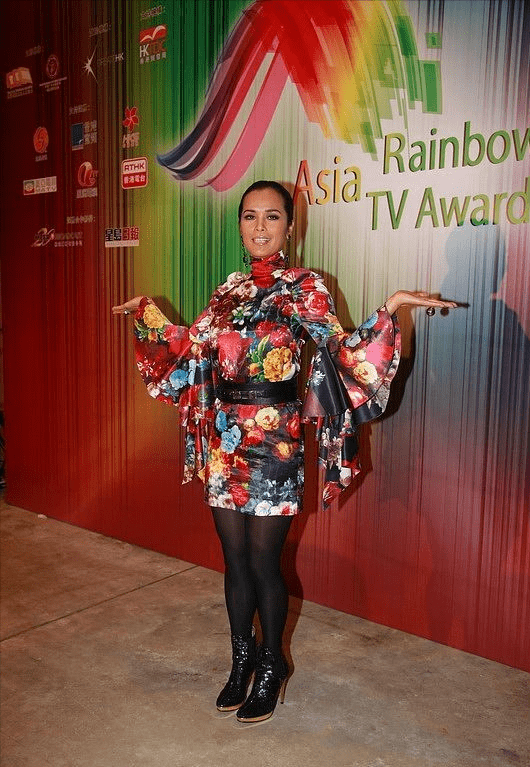 透视 韦唯奔六了也有气质，迷你裙配透视裤，年轻时那英也得叫“前辈”