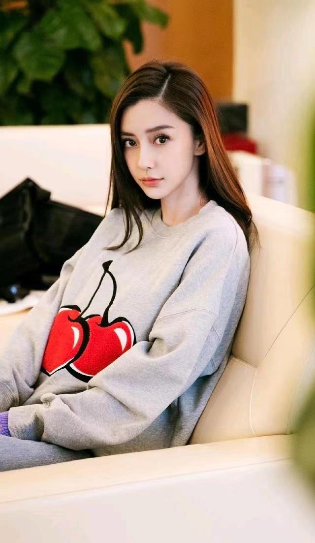 整体 baby带小海绵游迪士尼，穿黑色LO裙小蛮腰抢镜，和儿子同框像姐弟