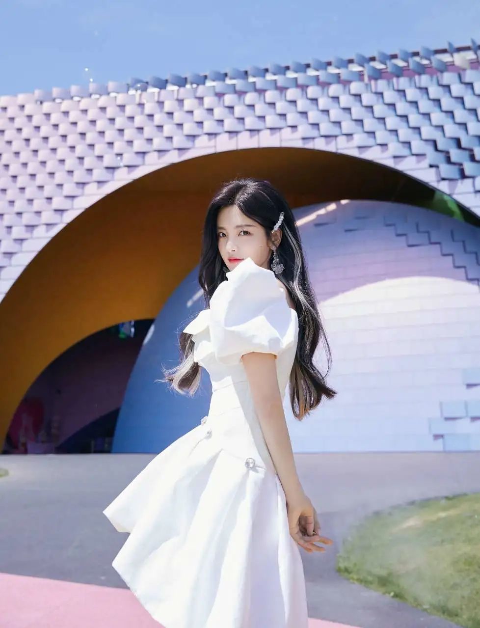 黑色 天才美少女：杨超越-多款穿搭显气质，双马尾的白色连衣裙更抢眼