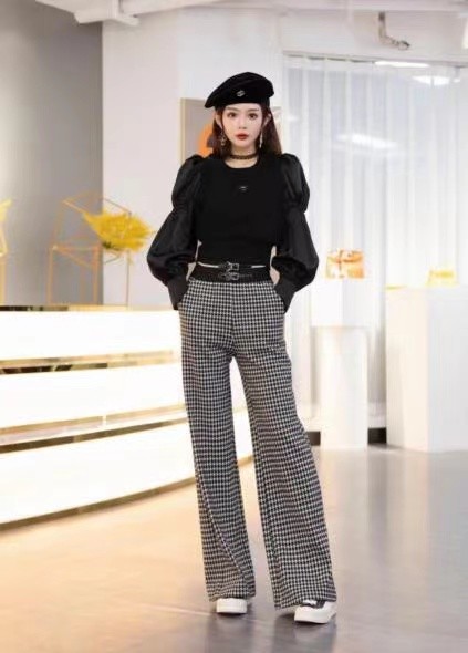 好身材 浓颜系美人迪丽热巴太会撩，穿镂空吊带裙大秀好身材，女王范十足