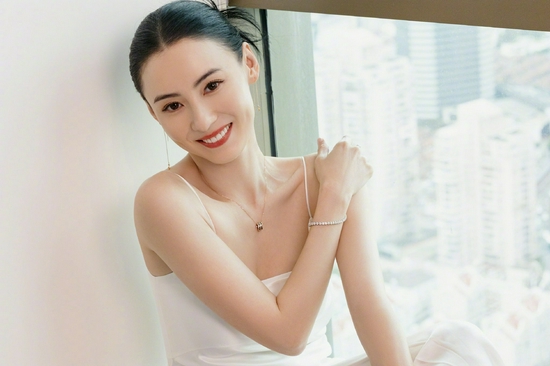 治愈张柏芝着吊带肩颈线优越 低盘发造型优雅温婉明艳动人