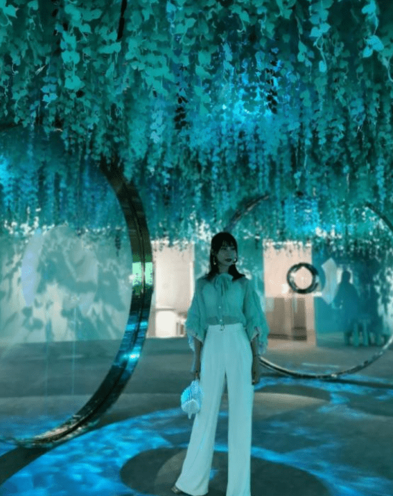 显得 雷佳音老婆有张“旺夫脸”，绿纱衬衫配阔腿裤，气质嫩得像少女