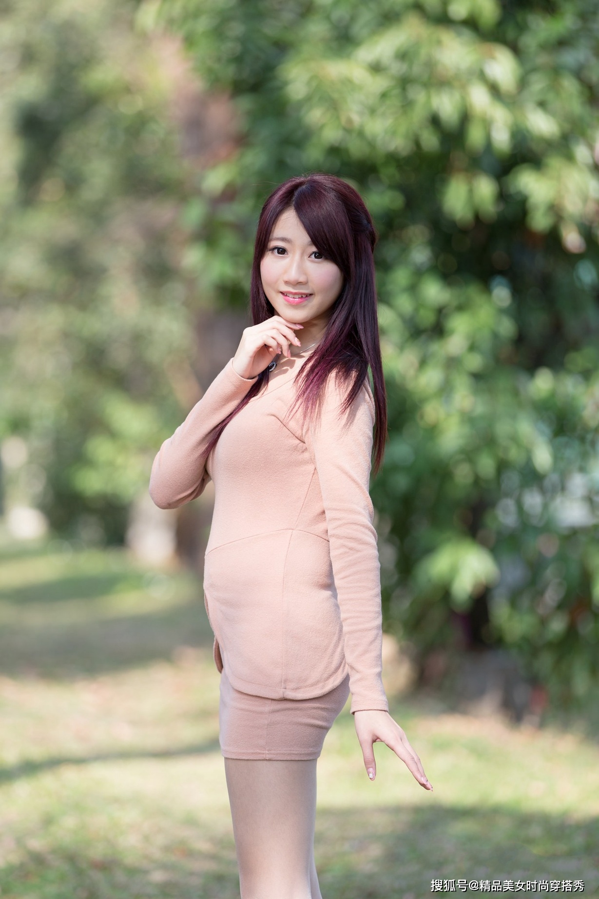 短裙 长袖小衫配短裙，露出纤细的长腿搭配白色的高跟鞋，很显优雅气质