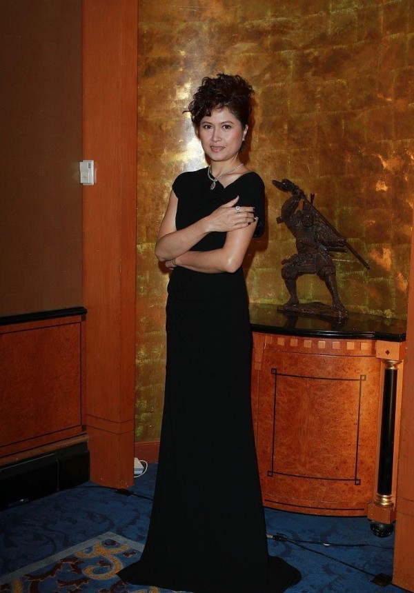 傲人 邵美琪年轻时也是很美的，穿低领裙曲线傲人，不站C位照样吸睛