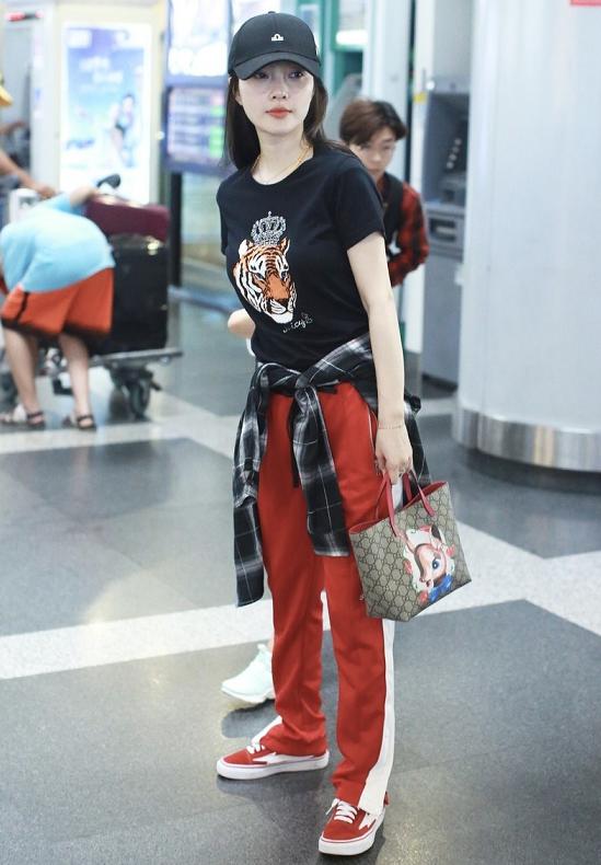 李小璐 李小璐不走甜美风也洋气，印花T恤配运动裤个性高调，抢眼时髦