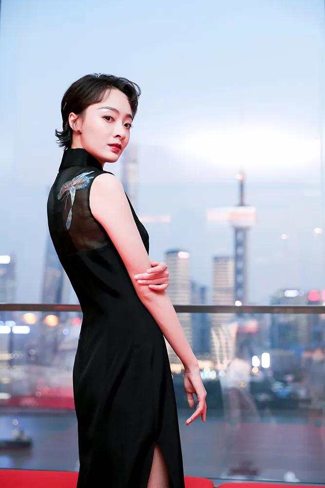 手表 孙铱气质真迷人，身穿黑色旗袍出席活动，搭配红唇分外有高级感！