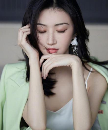 景甜 景甜穿衣太时尚了,一身半坡西装尽显御姐范,内搭白吊带很性感