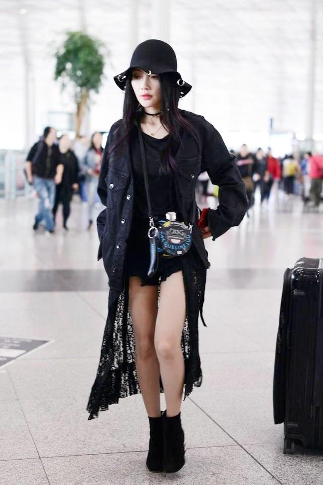 李小璐 李小璐依旧钟爱嘻哈风，黑色外套里还搭长款蕾丝外套装酷，真高调