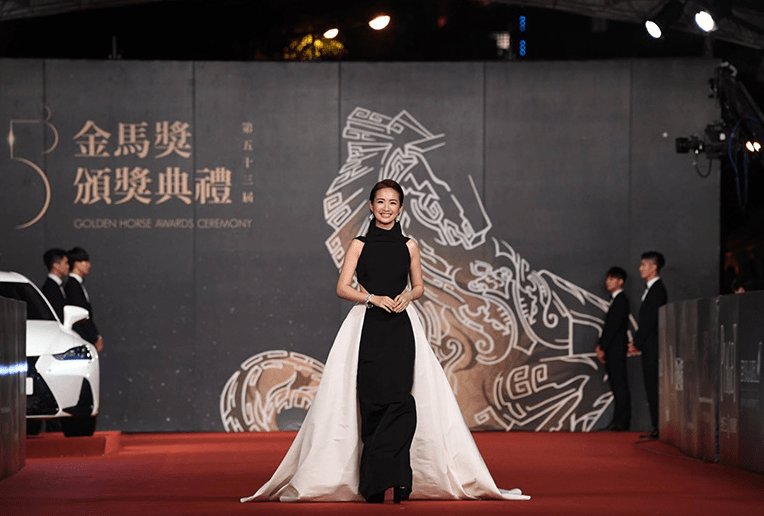 原创第55届金马奖晚会上巩俐为何拒绝颁奖张艺谋的做法让人敬佩