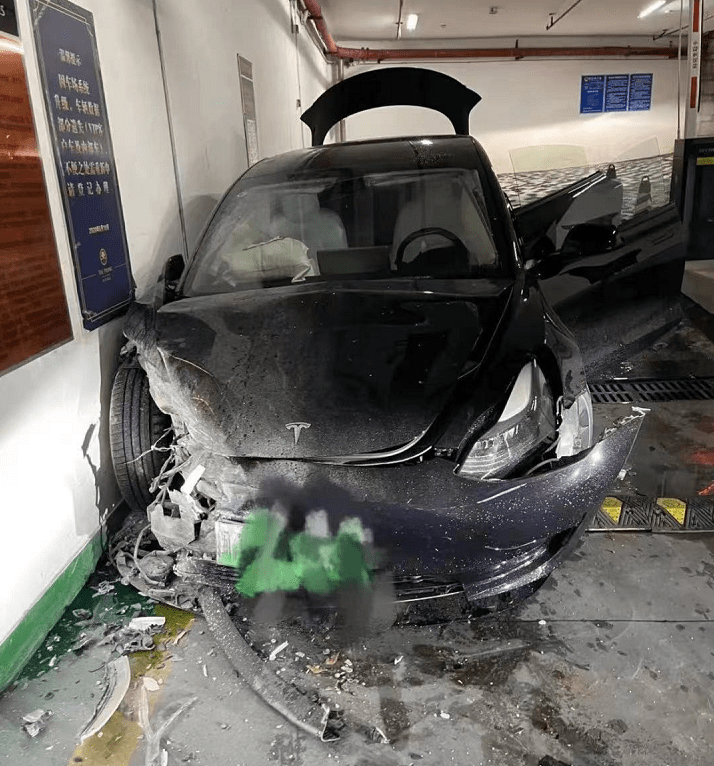 福建一特斯拉model 3地库撞墙:系代驾操作失误_事故