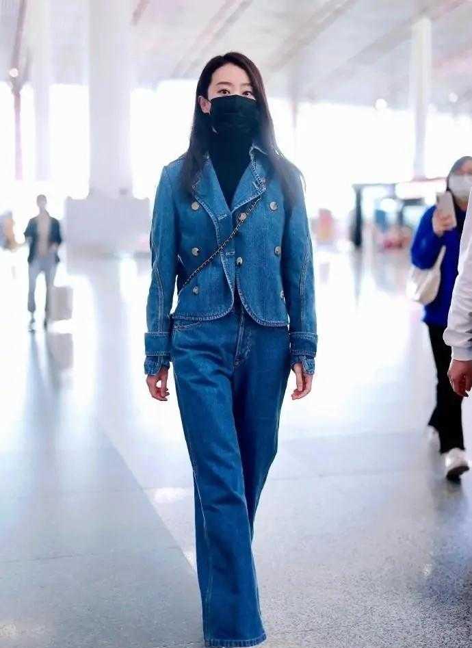张小斐 张小斐火了后衣品真高级，一身牛仔穿搭简洁大气，明星范十足