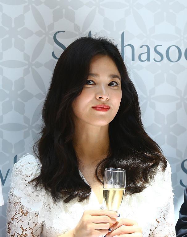 服装 宋慧乔虽然奔五了，生图还是这么的年轻，穿白裙一点不幼稚