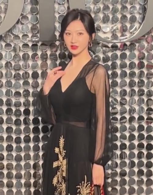 刘雨昕 大秀红毯比美：景甜全靠脸在撑，王子文新男友最抢镜，孟美岐翻车