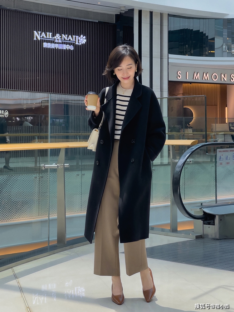 颜色 今年流行“翻领大衣”，比西装保暖比羽绒服显瘦，出街赚足回头率