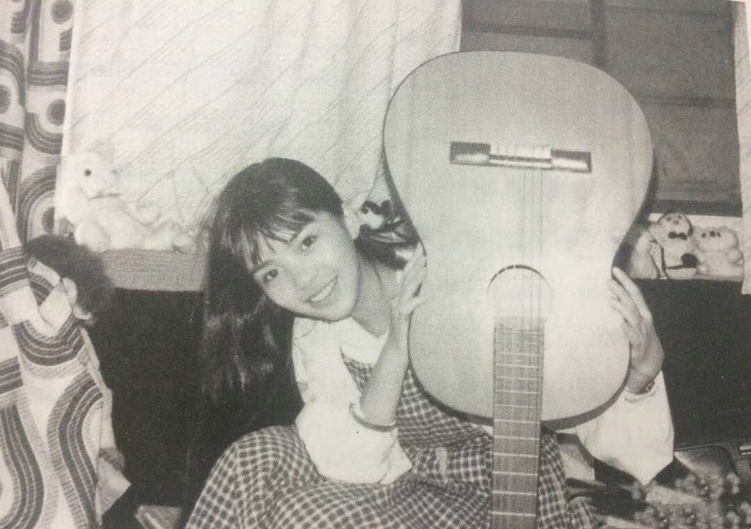 时尚 朱迅年轻时也太美了,清纯甜美如漫画少女,穿搭高级又时髦