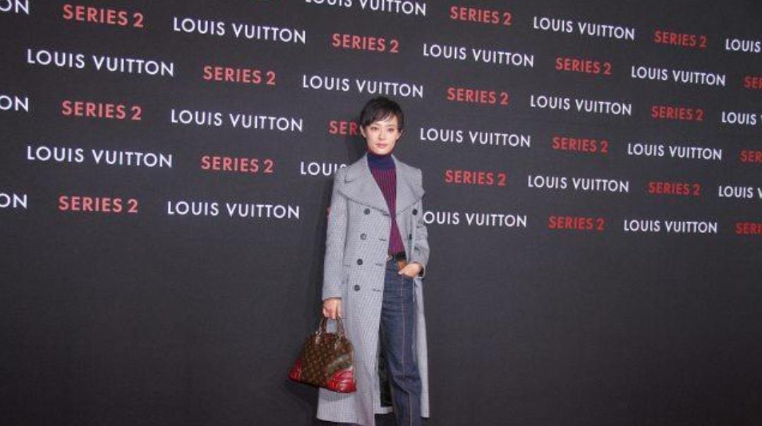 关键 孙俪的气质真是不虚，出席活动就穿个牛仔裤，关键还能hold住全场