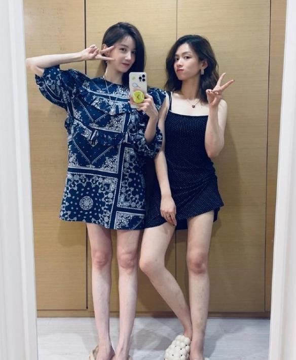 下装 陈小纭穿短裙和闺蜜合照，腰细腿长很吸睛，气质完胜闺蜜