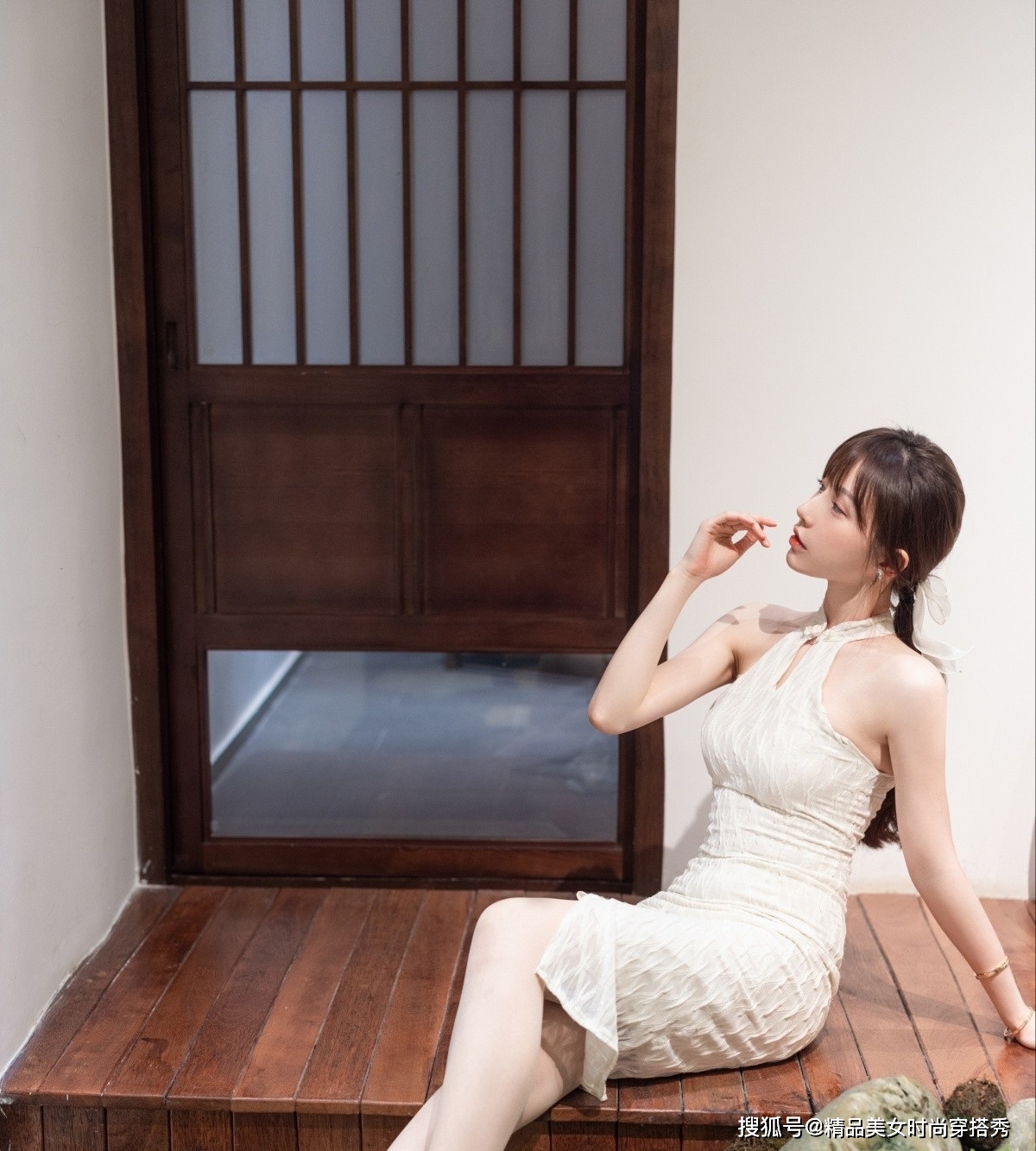 波浪 改良版的旗袍连衣裙，修身的版型开叉的设计，展现女性优雅的身姿