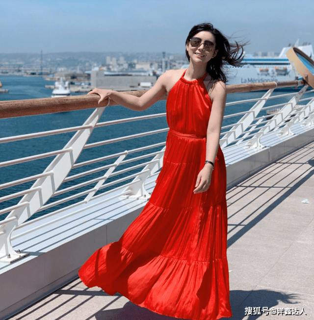 李小萌 李小萌在国外太惊艳了！穿红色挂脖连衣裙度假，意外高级减龄