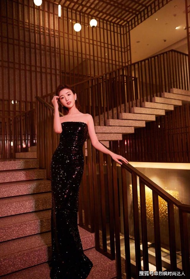 黑色 被毛晓彤造型“迷住”了，穿黑色亮片抹胸连衣裙，身材比例太完美