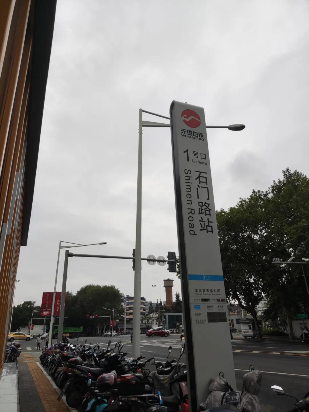 沿石门路往北,即可到达江海快速路,可连接凤翔快速路,钱荣路高架,自驾