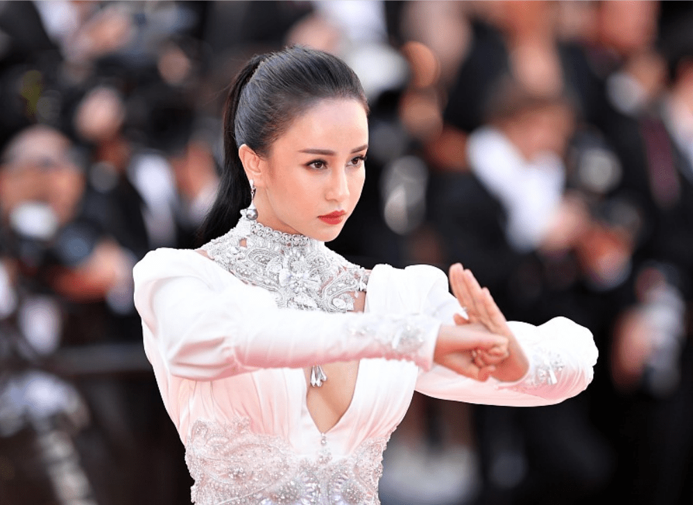 设计 母其弥雅的叠穿挺难懂，在裙子里面套裤子，造型“奇特”却不难看