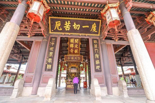 潮州开元寺，看潮汕嵌瓷文化，屋顶最亮丽的风景线