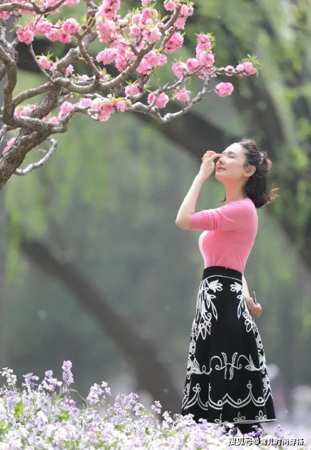感觉 程莉莎终于穿旗袍了，绿色修身旗袍裙配复古盘发，美得不像话