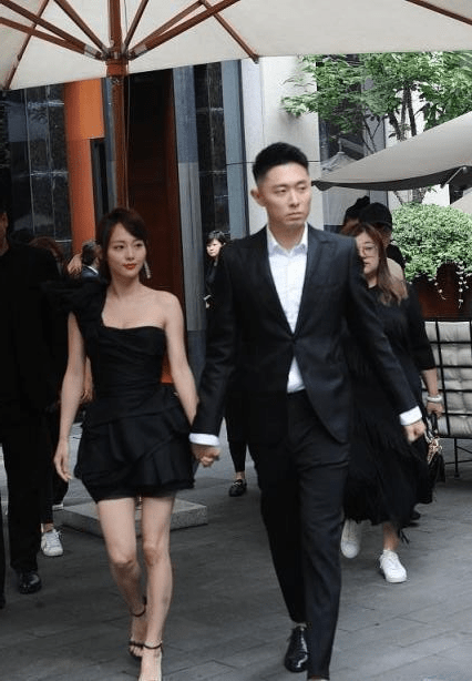 短裙 张嘉倪:与老公买超手拉手,穿A字单户黑短裙好迷人,真羡煞旁人