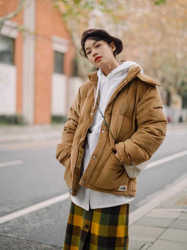 卫衣 秋冬不建议单穿卫衣，可以试试这3种搭配方法，比单穿还高级时髦