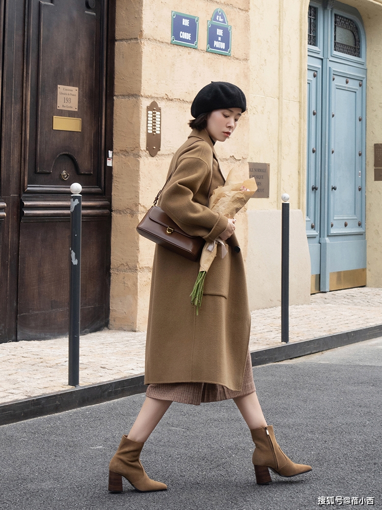 毛衣 奔三奔四的女人,建议多穿大衣+“长筒靴”或“短靴”,时髦洋气